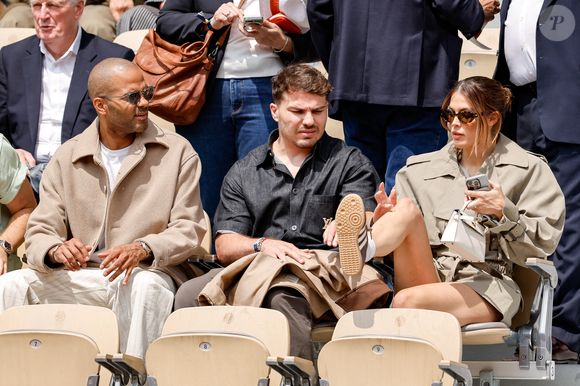 Tony Parker, Antoine Dupont et sa compagne Iris Mittenaere en tribunes lors de la finale messieurs des Internationaux de France de Tennis de Roland Garros 2025 (jour 15), à Paris, France, le 8 juin 2025. © Cyril Moreau/Bestimage