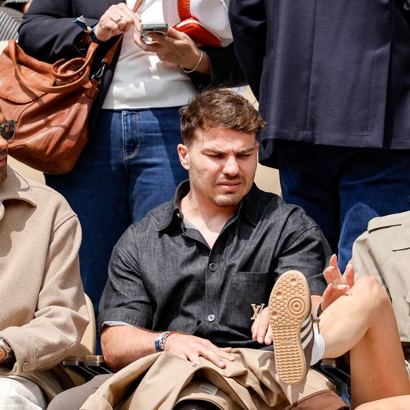 Tony Parker, Antoine Dupont et sa compagne Iris Mittenaere en tribunes lors de la finale messieurs des Internationaux de France de Tennis de Roland Garros 2025 (jour 15), à Paris, France, le 8 juin 2025. © Cyril Moreau/Bestimage