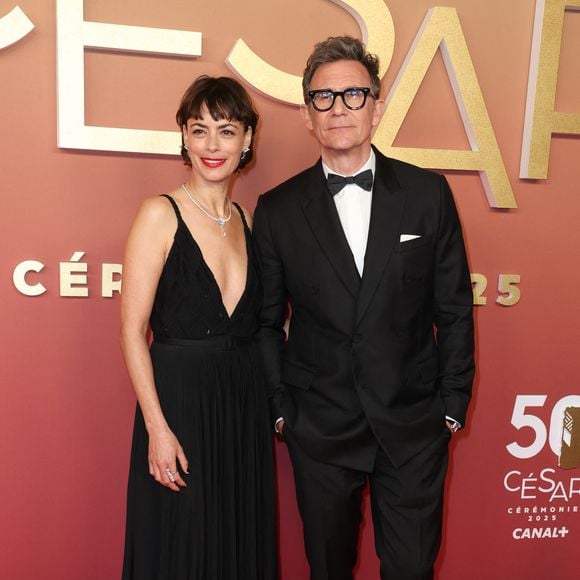 Bérénice Bejo (Bague et boucles d'oreilles TASAKI Atelier, Bracelet Collection Line) et son mari Michel Hazanavicius - Photocall de la 50ème édition de la cérémonie des César à l'Olympia à Paris, France, le 28 février 2025 © Dominique Jacovides - Olivier Borde / Bestimage