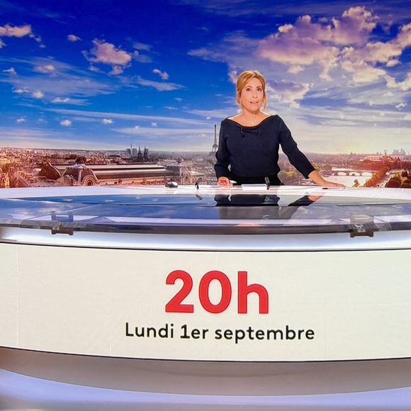 En réalité, Bertrand Chameroy parlait de la... table qui a été changée aux 20 heures de France 2. 

Léa Salamé présente son premier journal de 20 heures sur France 2  le 1er septembre 2025. 

© Alain Guizard / Bestimage