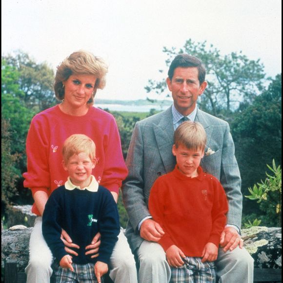 Les îles Scilly où Harry et William partaient en vacances avec leurs parents
Archives - La princesse Diana, Charles et leurs enfants Harry et William en vacances aux ^^iles Scilly en 1989 ALPHA AGENCY / BESTIMAGE