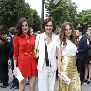 No Web - Inès de la Fressange et ses filles Violette et Nine - Arrivées au défilé de mode Haute-Couture automne-hiver 2016/2017 "Chanel" à Paris. Le 5 juillet 2016.