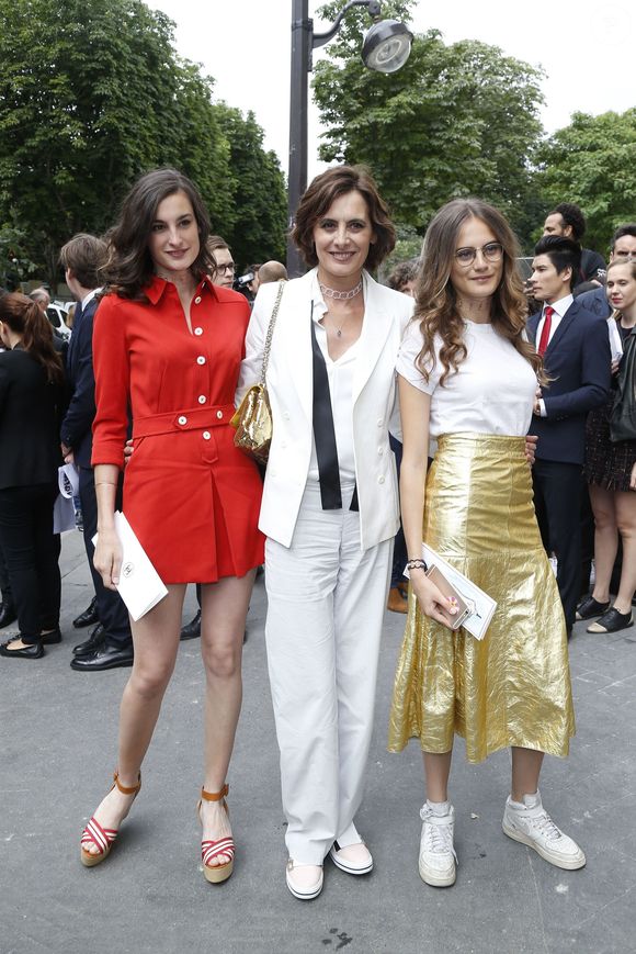 No Web - Inès de la Fressange et ses filles Violette et Nine - Arrivées au défilé de mode Haute-Couture automne-hiver 2016/2017 "Chanel" à Paris. Le 5 juillet 2016.