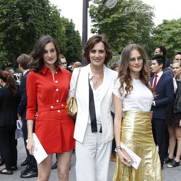 No Web - Inès de la Fressange et ses filles Violette et Nine - Arrivées au défilé de mode Haute-Couture automne-hiver 2016/2017 "Chanel" à Paris. Le 5 juillet 2016.