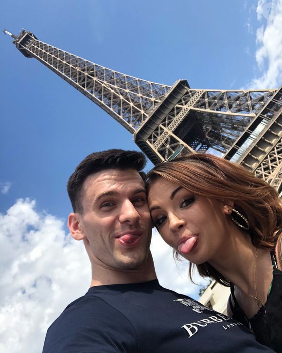 Marie Denigot et son mari, le danseur russe Nikolay Levchenkova, devant la tour Eiffel à Paris.