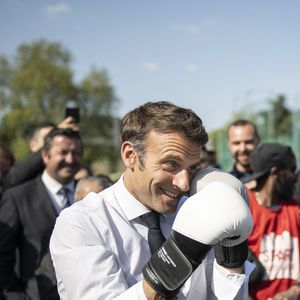 Le président de la République française et candidat du parti centriste La République en marche (LREM) à la réélection, Emmanuel Macron, s'essaye à la boxe lors d'une visite de campagne dans la banlieue nord de Paris à Saint-Denis, Seine Saint-Denis, France, le 21 avril 2022. © Eliot Blondet/Pool/Bestimage