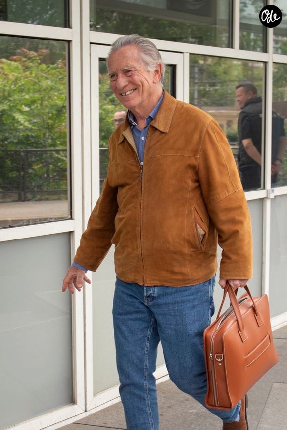William Leymergie - Les célébrités arrivent à l'enregistrement de l'émission "Vivement Dimanche" diffusée le 21 juin 2026 aux studios Rive Gauche à Paris, France, le 20 mai 2026. © Lou-Line Cottard/Bestimage