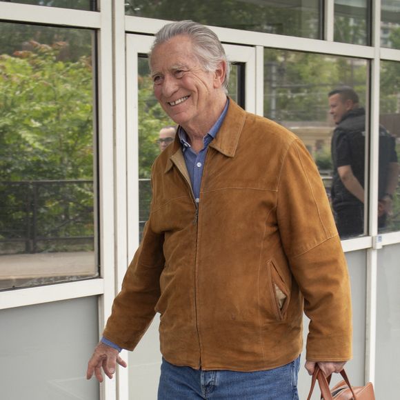 William Leymergie - Les célébrités arrivent à l'enregistrement de l'émission "Vivement Dimanche" diffusée le 21 juin 2026 aux studios Rive Gauche à Paris, France, le 20 mai 2026. © Lou-Line Cottard/Bestimage