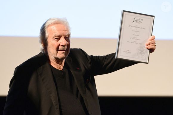Alors qu'il devait monter sur les planches à Saint-Quentin pour jouer la pièce "Le Prix" ce jeudi 2 avril, Pierre Arditi a vu la représentation annulée.

Pierre Arditi reçoit un prix patrimoine Fipresci - Festival Lumière à Lyon le 13 octobre 2025. © Romain Doucelin/Bestimage