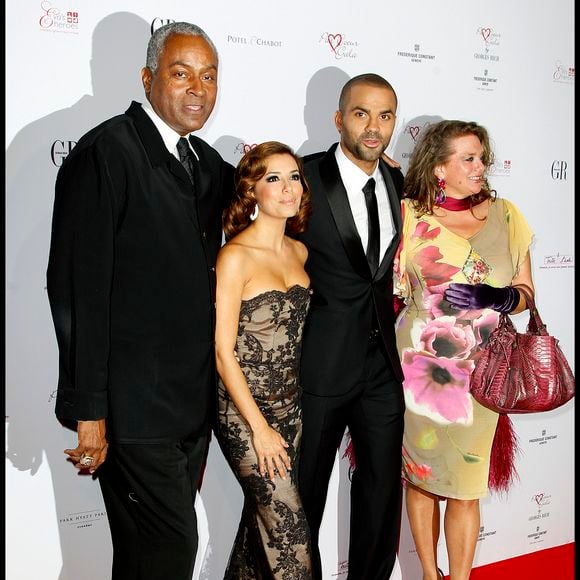 Tony Parker traverse une période douloureuse après la disparition de son père, Tony Parker Senior.

Tony Parker Senior, Eva Longoria et Tony Parker Jr au pavillon Cambon Capucine

Guillaume Gaffiot/Bestimage