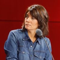 Estelle Denis confrontée à du “manspreading” : l’animatrice dénonce le comportement d’un homme qui l’irrite