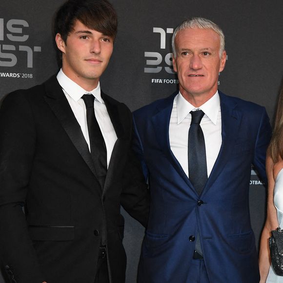 Didier Deschamps quitte les Bleus

Didier Deschamps, son épouse Claude et son fils Dylan arrivent aux Best FIFA Football Awards au Royal Festival Hall, à Londres, au Royaume-Uni. Photo de Christian Liewig/ABACAPRESS.COM