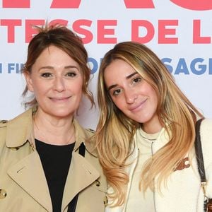 "Voilà, c'est ma fille Carla, qui fait un podcast (...) il n'y a pas très longtemps, elle m'a demandé si je pouvais l'aider un petit peu sur la production de ce podcast"

Daniela Lumbroso et sa fille Carla Ghebali - Avant-première du film "Natacha, presque hôtesse de l'air" au cinéma Pathé Palace à Paris le 24 mars 2025. © Lionel Urman/Bestimage
