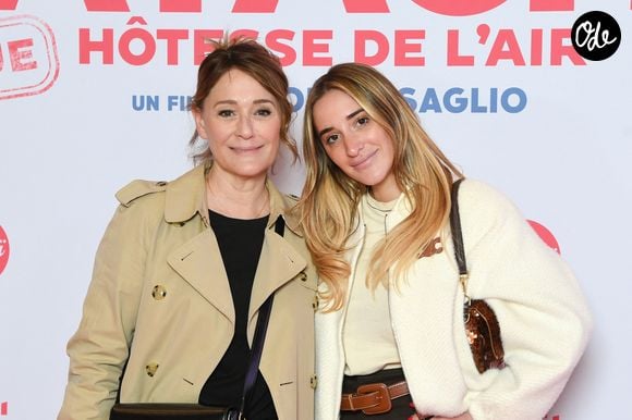 "Voilà, c'est ma fille Carla, qui fait un podcast (...) il n'y a pas très longtemps, elle m'a demandé si je pouvais l'aider un petit peu sur la production de ce podcast"

Daniela Lumbroso et sa fille Carla Ghebali - Avant-première du film "Natacha, presque hôtesse de l'air" au cinéma Pathé Palace à Paris le 24 mars 2025. © Lionel Urman/Bestimage