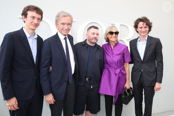 Frédéric Arnault, Bernard Arnault, Kim Jones, Hélène Arnault et Jean Arnault posent Backstage à la suite du Défilé de Mode Dior Homme, Collection Printemps-Été 2024 - Front Row - Dans le cadre de la Fashion Week de Paris, France, le 23 Juin 2023. 

© Olivier Borde / Bertrand Rindoff / Bestimage
