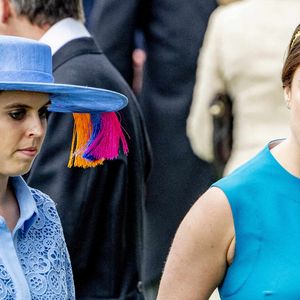 Après l’arrestation de l'ex Prince Andrew pour suspicion d'abus de fonction (une première dans l’histoire moderne de la monarchie britannique), le Palais de Buckingham a pris une décision forte

La princesse Eugénie d'York (à gauche) et la princesse Beatrice d'York assistent au Royal Ascot, lors de la première journée du à l'hippodrome d'Ascot, au Royaume-Uni. Photo par Robin Utrecht/ABACAPRESS.COM