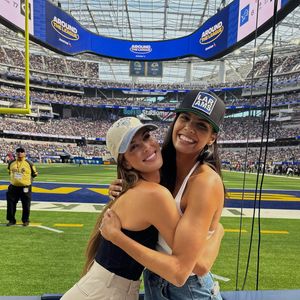 Iris Mittenaere et Chloé Mortaud à Los Angeles en septembre 2025.