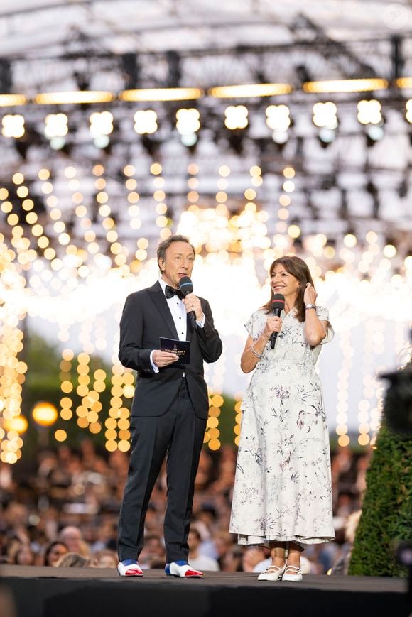 Exclusif - Stéphane Bern, Anne Hidalgo, maire de Paris - 13ème édition du Concert de Paris aux pieds de la Tour Eiffel à l’occasion de la fête nationale du 14 juillet proposé par Radio France, France Télévisions, la Ville de Paris, et Électron Libre Productions.

© Perusseau / Clovis / Bestimage