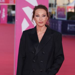 Pour parfaire son look,

Laura Smet sur le tapis rouge lors de la première du film 'L'Invitation' pendant la 52ème édition du Festival du Cinéma Américain de Deauville, France, le 5 septembre 2026. © Denis Guignebourg/Bestimage