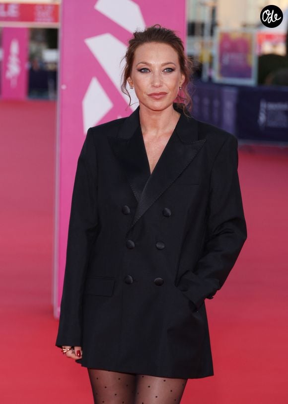 Pour parfaire son look,

Laura Smet sur le tapis rouge lors de la première du film 'L'Invitation' pendant la 52ème édition du Festival du Cinéma Américain de Deauville, France, le 5 septembre 2026. © Denis Guignebourg/Bestimage