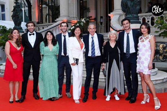 La famille Kretz : "L'Agence" sur TMC  : Olivier Kretz, Sandrine Kretz, Louis Kretz, guest, Martin Kretz et sa femme Eve von Romberg, Majo (la grand-mère), Valentin Kretz et sa femme Charina Sarte - Soirée de gala des 50 ans de la Fondation Claude Pompidou à l'Hôtel Marcel Dassault à Paris le 12 avril 2022.


Rachid Bellak / LMS / Bestimage