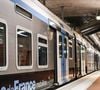 Un célèbre acteur français est un usager quotidien des transports en commun

Inauguration de l'extension de la ligne RER E à Paris. 
© Firas Abdullah / Pool / Bestimage