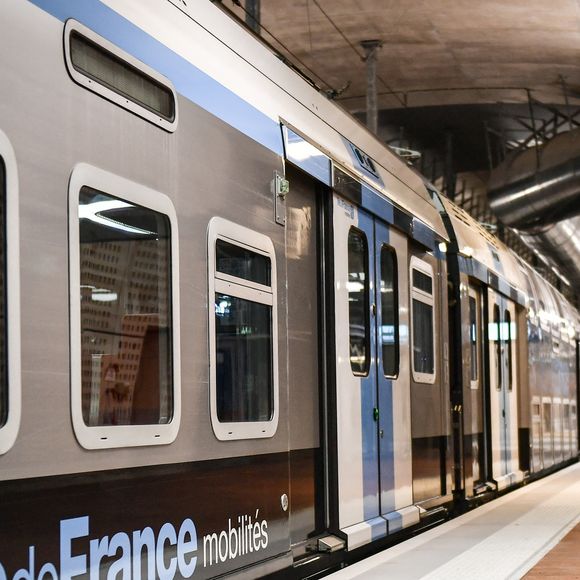 Un célèbre acteur français est un usager quotidien des transports en commun

Inauguration de l'extension de la ligne RER E à Paris. 
© Firas Abdullah / Pool / Bestimage