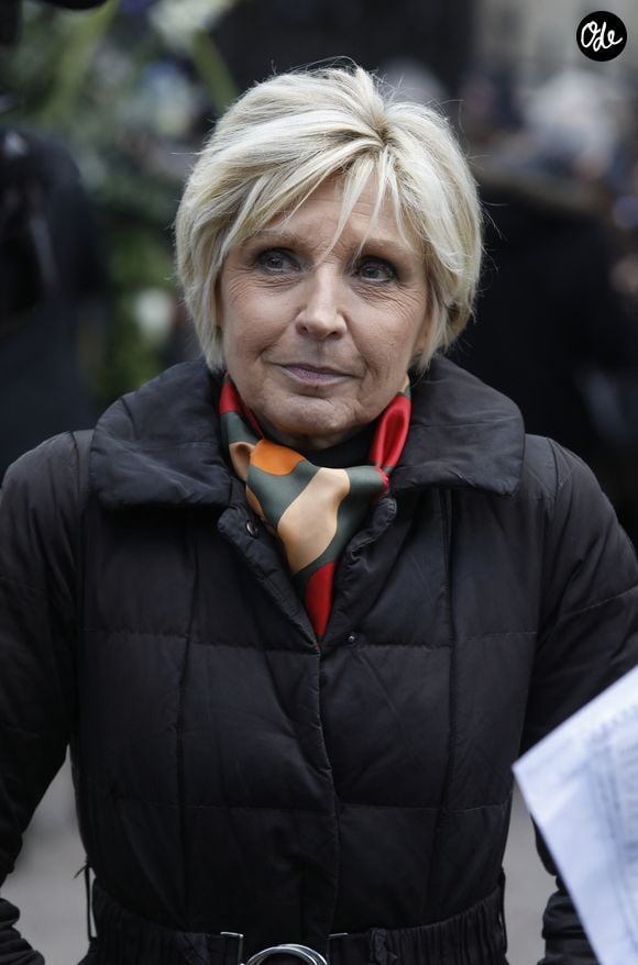 En 2014, elle avait présenté un faux bulletin météo avec les prévisions des températures en France pour l'année 2050

Evelyne Dheliat - Sorties des obsèques de Jean-Pierre Pernaut en la Basilique Sainte-Clotilde à Paris, France, le 9 mars 2022. © Denis Guignebourg/BestImage