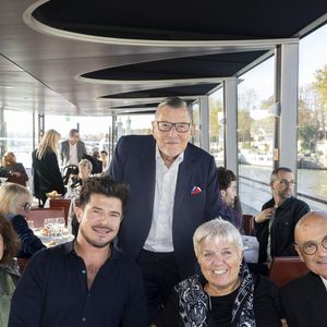Exclusif - Stéphanie Fugain, Vincent Niclo, Jean-Claude Camus, Mimie Mathy et son mari Benoist Gérard - Anniversaire pour ses 85 ans de Jean-Claude Camus avec ses proches et sa famille sur la péniche "Bel Ami" à Paris. Le 29 octobre 2023
© Cyril Moreau / Bestimage
