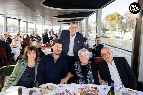 Exclusif - Stéphanie Fugain, Vincent Niclo, Jean-Claude Camus, Mimie Mathy et son mari Benoist Gérard - Anniversaire pour ses 85 ans de Jean-Claude Camus avec ses proches et sa famille sur la péniche "Bel Ami" à Paris. Le 29 octobre 2023
© Cyril Moreau / Bestimage