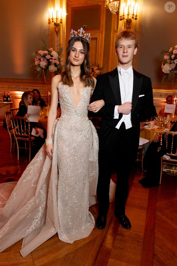 Exclusif - La princesse Eulalia d’Orléans Bourbon ( robe Tony Ward ) et son cavalier Albert Windsor - - Défilé au Bal 2025 des débutantes à l’hôtel Shangri-La Paris le 29 novembre 2025. Le Bal / Moreau / Borde / Bestimage
