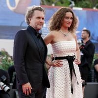 A Venise, Marine Delterme (Alice Nevers) pose avec son mari, cinéaste renommé qui a fait tourner un casting de haute volée