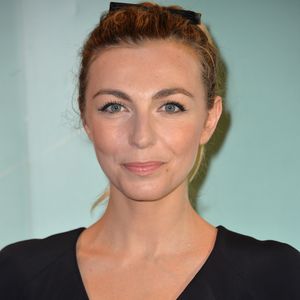 "Un jour pour mon anniversaire, il m'a offert une boîte avec genre des boules de bain et du sel de bain", a-t-elle ainsi révélé

Amélie Etasse  - Cérémonie de clôture du 7ème festival 2 Valenciennes Fiction le 18 mars 2017 © Veeren / Bestimage