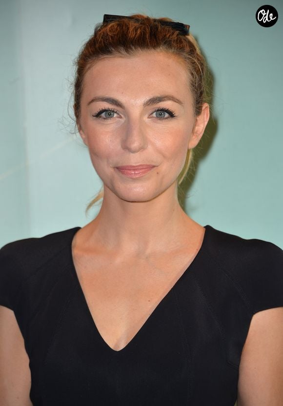 "Un jour pour mon anniversaire, il m'a offert une boîte avec genre des boules de bain et du sel de bain", a-t-elle ainsi révélé

Amélie Etasse  - Cérémonie de clôture du 7ème festival 2 Valenciennes Fiction le 18 mars 2017 © Veeren / Bestimage