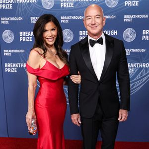 Lauren Sanchez et son petit ami/l'entrepreneur américain, magnat des affaires, fondateur et président exécutif d'Amazon Jeff Bezos arrivent à la 11e cérémonie annuelle du Breakthrough Prize 2025 qui s'est tenue au Barker Hangar le 5 avril 2025 à Santa Monica, Los Angeles, Californie, États-Unis. Photo par Xavier Collin/Image Press Agency/ABACAPRESS.COM