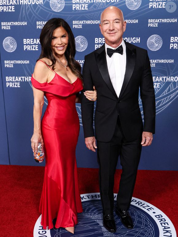 Lauren Sanchez et son petit ami/l'entrepreneur américain, magnat des affaires, fondateur et président exécutif d'Amazon Jeff Bezos arrivent à la 11e cérémonie annuelle du Breakthrough Prize 2025 qui s'est tenue au Barker Hangar le 5 avril 2025 à Santa Monica, Los Angeles, Californie, États-Unis. Photo par Xavier Collin/Image Press Agency/ABACAPRESS.COM