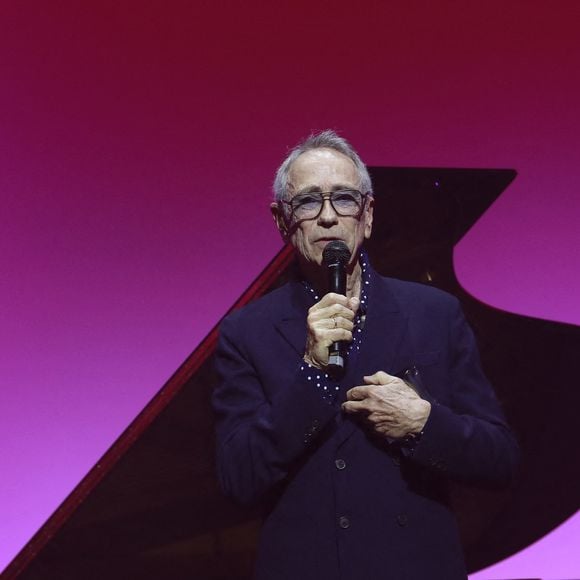 Alain Chamfort a fait une mauvaise chute sur scène. 

Alain Chamfort - Grand Prix de la Sacem 2025 au théâtre des Folies Bergère à Paris le 24 novembre 2025. © Marc Ausset-Lacroix/Bestimage