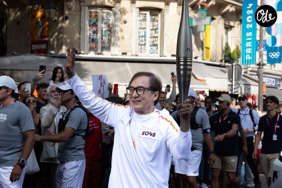 Jackie Chan porte la flamme des Jeux Paralympiques à Paris, rue Vieille du Temple, quelques heures avant la cérémonie d'ouverture, le 28 août 2024. © Jeremy Melloul / Bestimage