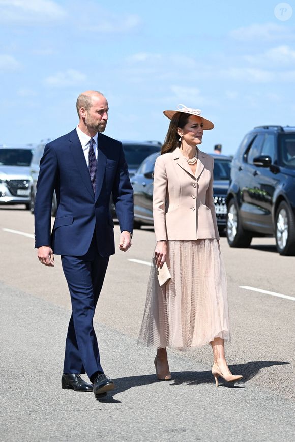 Le prince William, prince de Galles, et Catherine (Kate) Middleton, princesse de Galles, accueillent le couple présidentiel français le président Emmanuel Macron et sa femme la Première Dame Brigitte Macron à l'aéroport Station RAF de Northolt, à Ruislip, Royaume Uni, le 8 juillet 2025. À l'invitation de Leurs Majestés le roi et la reined'Angleterre, le président français et Madame la Première effectueront une visite d'État au Royaume-Uni du 8 au 10 juillet 2025. © Jeanne Accorsini/Pool/Bestimage
