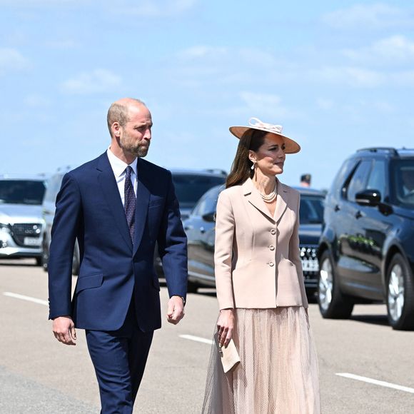 Le prince William, prince de Galles, et Catherine (Kate) Middleton, princesse de Galles, accueillent le couple présidentiel français le président Emmanuel Macron et sa femme la Première Dame Brigitte Macron à l'aéroport Station RAF de Northolt, à Ruislip, Royaume Uni, le 8 juillet 2025. À l'invitation de Leurs Majestés le roi et la reined'Angleterre, le président français et Madame la Première effectueront une visite d'État au Royaume-Uni du 8 au 10 juillet 2025. © Jeanne Accorsini/Pool/Bestimage