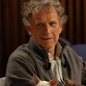 mais aussi un passionné d'animaux.

Bernard Montiel, Raphaël Mezrah, Oli. avec Charles Berling et Charles Edouard Fusari invités, Olivia Juriste et Sylvain Vétérinaire sur plateau de l'émission "Animalement Vôtre" présentée par Bernard Montiel à Paris, France, le 12 janvier 2026. © Julien Sarkissian/Bestimage