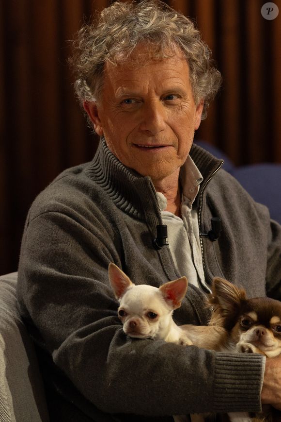 mais aussi un passionné d'animaux.

Bernard Montiel, Raphaël Mezrah, Oli. avec Charles Berling et Charles Edouard Fusari invités, Olivia Juriste et Sylvain Vétérinaire sur plateau de l'émission "Animalement Vôtre" présentée par Bernard Montiel à Paris, France, le 12 janvier 2026. © Julien Sarkissian/Bestimage