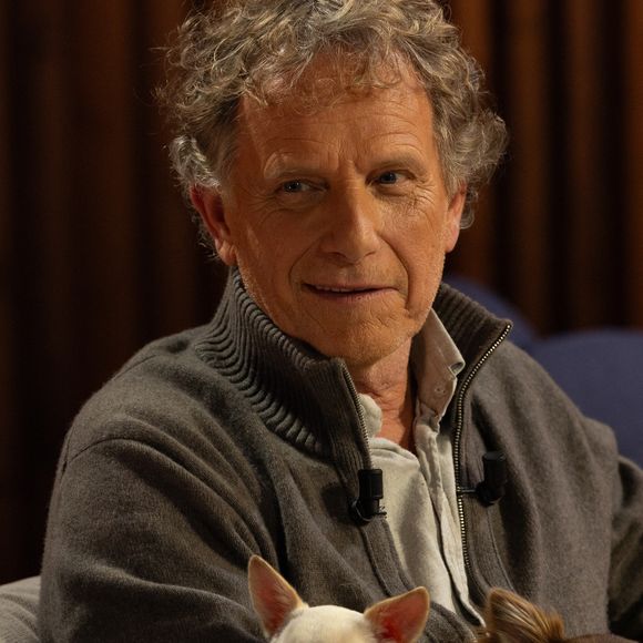 mais aussi un passionné d'animaux.

Bernard Montiel, Raphaël Mezrah, Oli. avec Charles Berling et Charles Edouard Fusari invités, Olivia Juriste et Sylvain Vétérinaire sur plateau de l'émission "Animalement Vôtre" présentée par Bernard Montiel à Paris, France, le 12 janvier 2026. © Julien Sarkissian/Bestimage