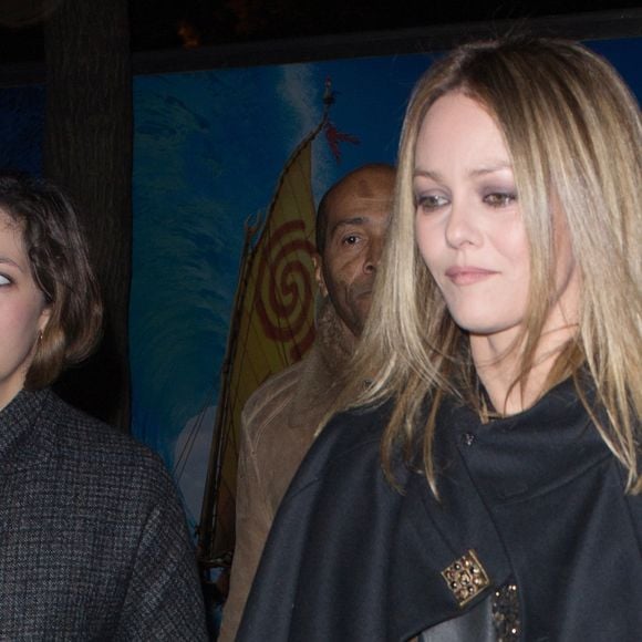 Lily-Rose Depp arrive à l'avant-première du film "Planetarium" avec sa mère Vanessa Paradis, sa tante Alysson Paradis et son compagnon Guillaume Gouix au Grand Rex à Paris, le 8 novembre 2016.