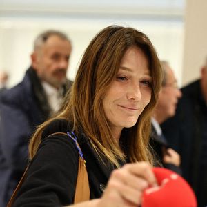 Carla Bruni saisit le pare-brise d'un micro de Mediapart tandis que les avocats de son mari et ancien président français Nicolas Sarkozy s'adressent à la presse après le verdict de son procès pour financement illégal de sa campagne par la Libye dans le cadre de sa candidature victorieuse à l'élection présidentielle de 2007, au tribunal de Paris, à Paris, France, le 25 septembre 2025. Photo par Raphael Lafargue/ABACAPRESS.COM