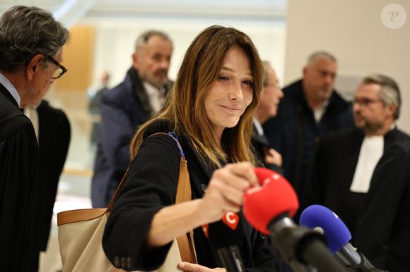 Carla Bruni saisit le pare-brise d'un micro de Mediapart tandis que les avocats de son mari et ancien président français Nicolas Sarkozy s'adressent à la presse après le verdict de son procès pour financement illégal de sa campagne par la Libye dans le cadre de sa candidature victorieuse à l'élection présidentielle de 2007, au tribunal de Paris, à Paris, France, le 25 septembre 2025. Photo par Raphael Lafargue/ABACAPRESS.COM