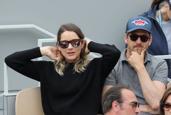 Marion Cotillard et son compagnon Guillaume Canet - People dans les tribunes lors de la finale messieurs des internationaux de France de tennis de Roland Garros 2019 à Paris le 9 juin 2019. © Jacovides-Moreau/Bestimage