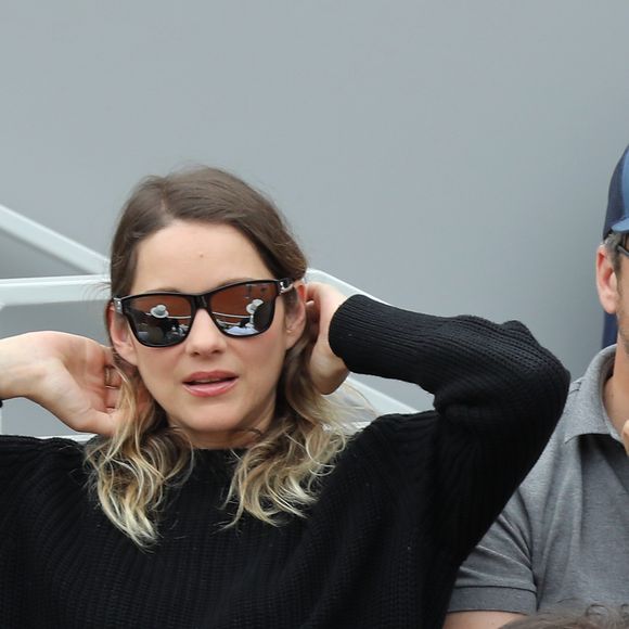 Marion Cotillard et son compagnon Guillaume Canet - People dans les tribunes lors de la finale messieurs des internationaux de France de tennis de Roland Garros 2019 à Paris le 9 juin 2019. © Jacovides-Moreau/Bestimage