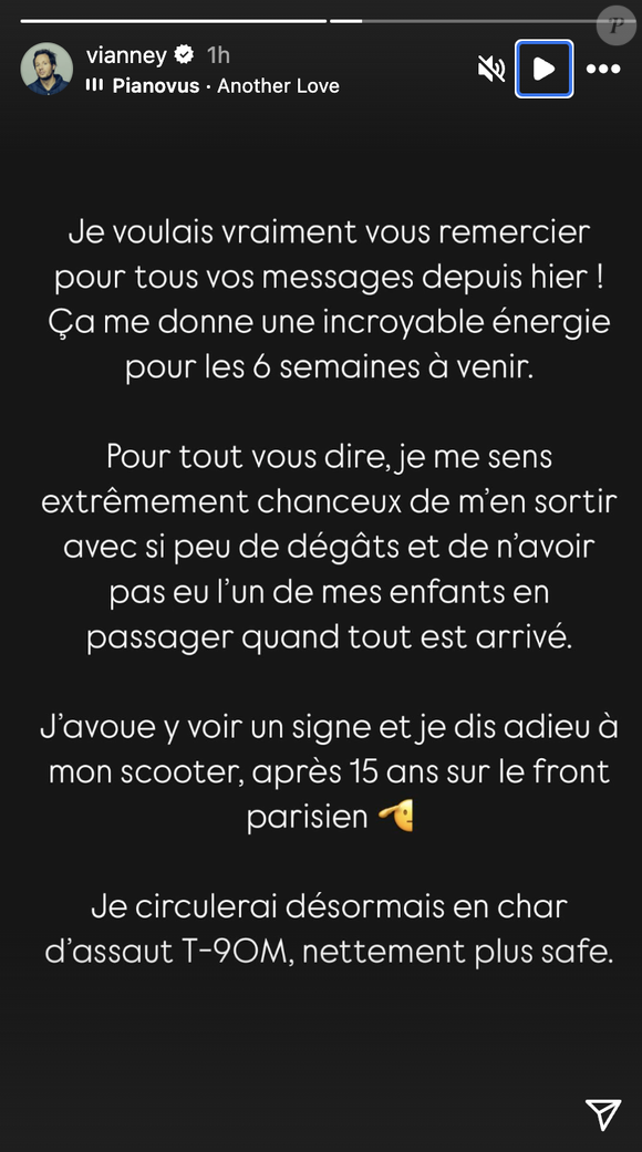 Sur Instagram, il a écrit taquin : "Là ça va j'ai le droit de mettre les pieds sur le fauteuil ?". 
Vianney donne de ses nouvelles suite à son accident