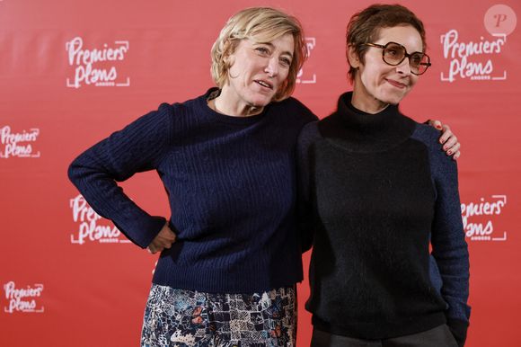 "La philosophe Simone Weil voyait dans l'attention aux autres la forme la plus pure de la générosité. Je sens que j'aime quelqu'un quand je lui porte de l'attention."
Photocall de Valeria Bruni-Tedeschi et Carine Tardieu lors de la soirée d'inauguration de la 37ème edition du Festival Premiers Plans à Angers, France, le 18 janviers 2025. © Laetitia Notarianni/Bestimage